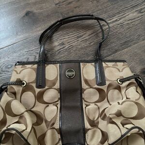 vintage coach shoulder bag  ￼